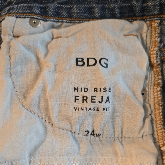 Urban Outfitters, BDG Freja Vintage Fit Mid-Rise Women's Jean Shorts, Size 24W - Picture 7 of 9